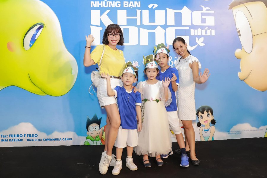 Mới đây, Ốc Thanh Vân đăng loạt ảnh dẫn con gái Mai Phương (bé Lavie) cùng 2 con trai của mình đi xem phim. Cô viết: 