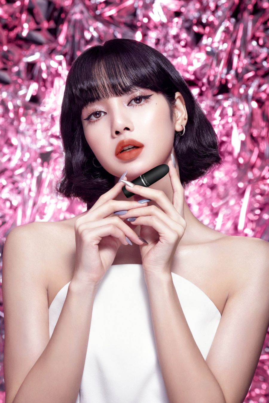 Đôi mắt của Lisa rất to và tròn cùng với nụ cười tươi tắn của mình giúp cô nhìn tươi sáng và vô cùng dễ thương