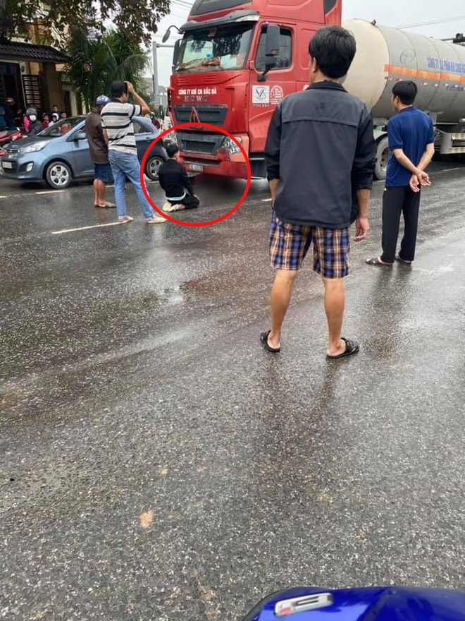 Hình ảnh người chồng ngã quỵ trước thi thể vợ khiến mọi người xót xa