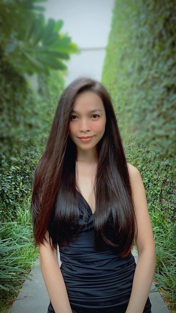 Hiền Thục là một ca sĩ và nhạc sĩ nổi tiếng ở Việt Nam. Trong bức ảnh, cô ấy mặc phỏm truyền thống và tóc xoăn quyến rũ. Nếu bạn yêu thích âm nhạc và văn hóa Việt Nam, hãy xem bức ảnh này.