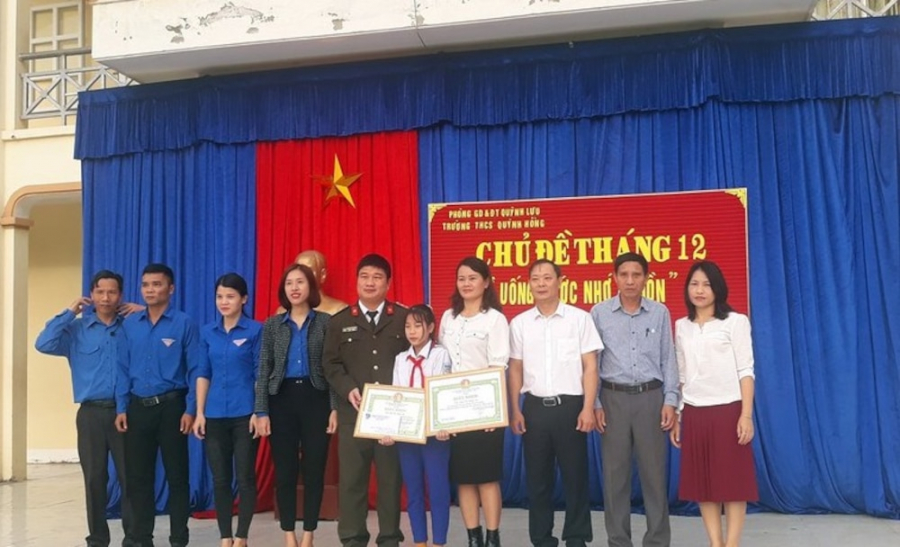 Em Ngô Thị Hồng Hà được Ban giám hiệu nhà trường khen thưởng