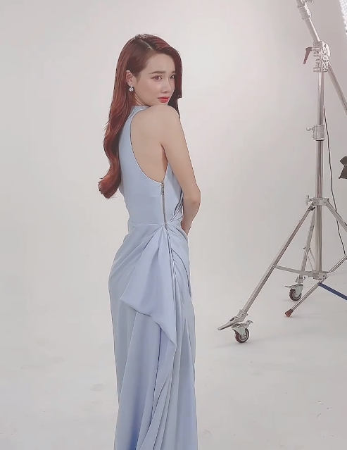 Nhã Phương sau sinh liên tiếp gây tranh cãi về body gầy guộc, thiếu sức sống. Tuy nhiên, một clip được quay bằng camera thường mới đây cho thấy cô đã tăng cân, trông đầy đặn, quyến rũ hơn. Đặc biệt gương mặt xinh đẹp ngút ngàn mà không cần photoshop. Dù đoạn clip chỉ dài 1 phút nhưng ai cũng phải xuýt xoa vì nhan sắc và vóc dáng của bà mẹ bỉm sữa. Nhiều ý kiến cho rằng, cô nên tiếp tục giữ vững cân nặng này thay vì cố gắng giảm cân đến mức thiếu sức sống như trước.