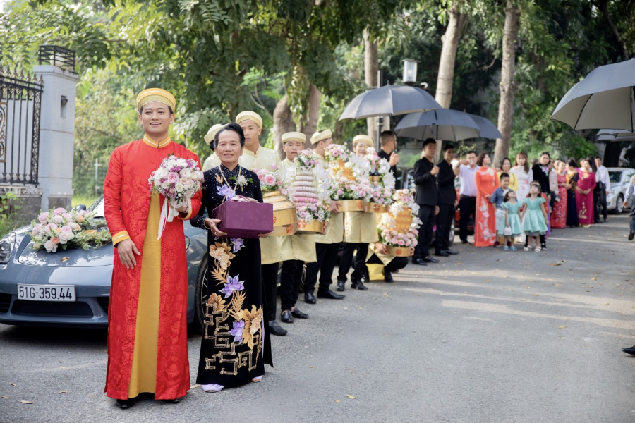 Quý Bình cùng bố mẹ đem theo quà, mâm quả cùng dàn bê tráp nam chuẩn bị vào nhà gái đón dâu.