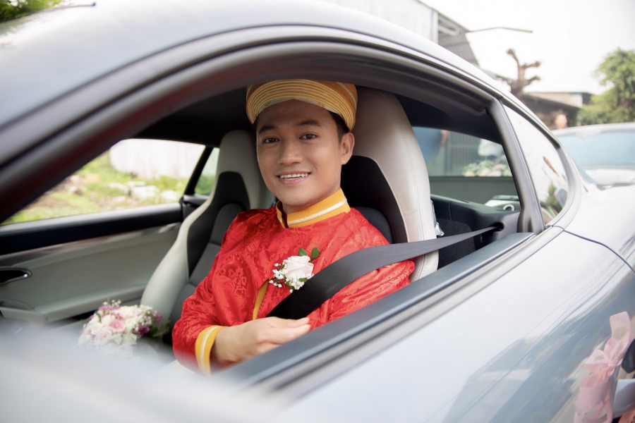 Nam diễn viên không giấu nổi sự hạnh phúc, tự lái ô tô đến đón cô dâu của mình.