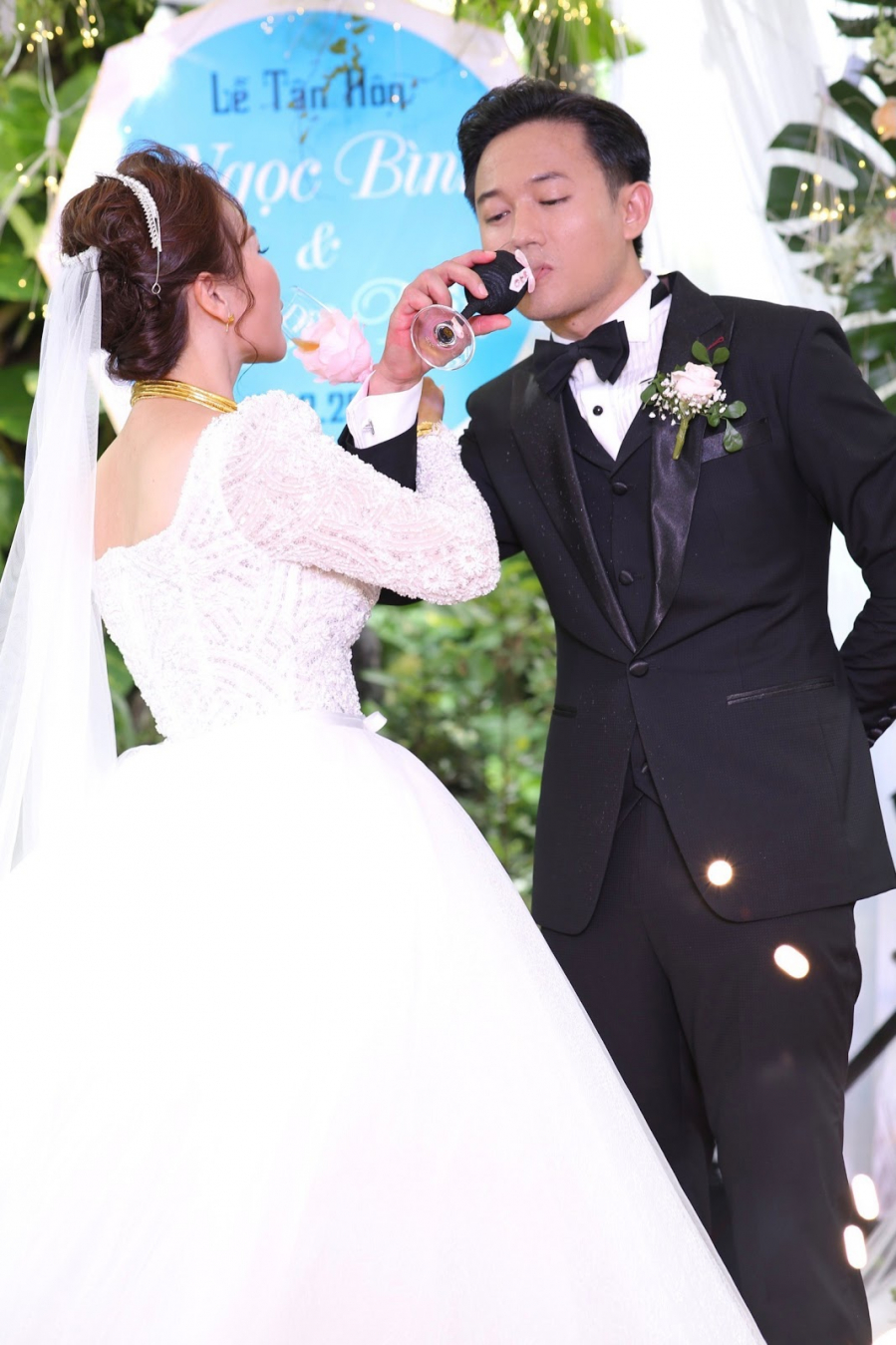 Chú rể Quý Bình và cô dâu Ngọc Tiền uống rượu giao bôi trong buổi tiệc đãi khách.