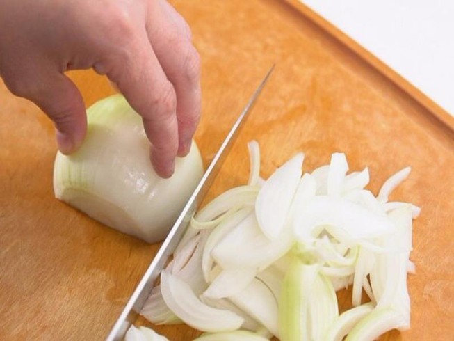 Bí quyết cắt hành không cay mắt
