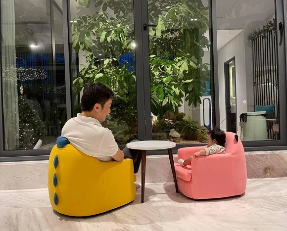 Cường Đô La đăng tải khoảnh khắc ngồi chơi bên công chúa nhỏ Suchin. Suchin dù mới 4 tháng tuổi nhưng đã có bàn ghế riêng rất hoành tráng. Bộ bàn ghế này được thiết kế một ghế đệm nhỏ dành riêng cho bé và một chiếc ghế lớn hơn để bố mẹ cũng có thể ngồi. Ông bố bỉm sữa tranh thủ ngồi chơi cùng con gái nhỏ và ghi lại khoảnh khắc vô cùng đáng yêu. Nhìn khoảnh khắc này mới thấy, Cường Đô La yêu chiều con gái nhỏ đến nhường nào.