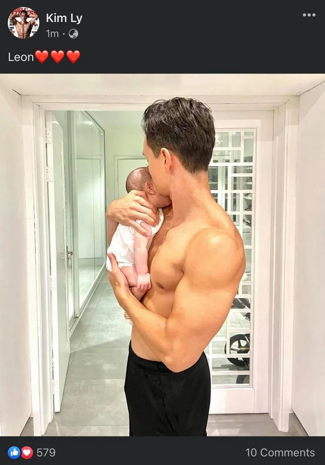 Kim Lý chia sẻ bức hình anh đứng ôm con trai Leon. Nhìn vào bức ảnh ai cũng phải công nhận Kim Lý đích thị là