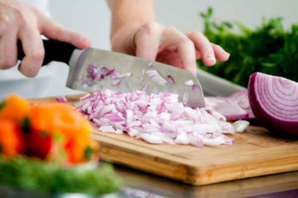 Mẹo cắt hành tây không cay