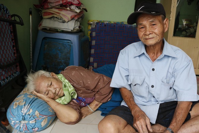 Ông Tư luôn ân cần chăm sóc, lo lắng cho vợ (Ảnh: Thanh niên)