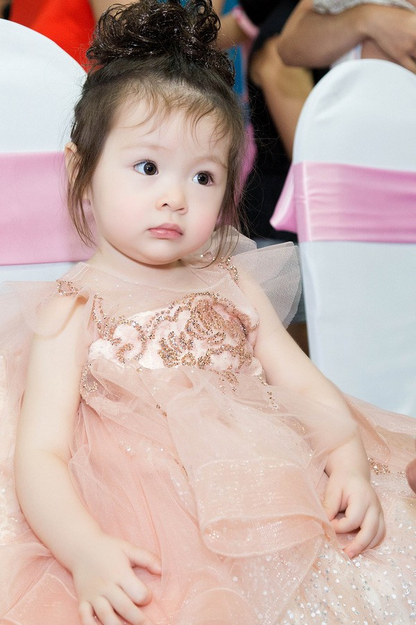 Tháng 10/2014, Elly Trần hạ sinh con gái đầu lòng bằng phương pháp sinh mổ.