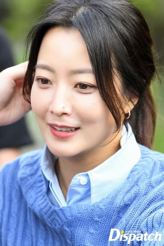 Kim Hee Sun còn có chồng là một doanh nhân giàu có, người thừa kế giữa đời thực. Park Ju Young là chủ của một công ty liên quan đến lĩnh vực thẩm mỹ, một trong những lĩnh vực phát triển mạnh nhất tại Hàn Quốc.