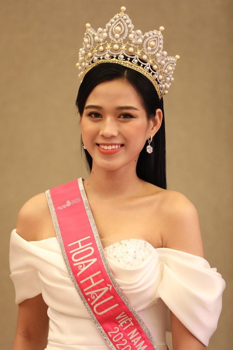vua-dang-quang-hoa-hau-do-thi-ha-da-muon-sua-mui-nang-vong-1-31-.8212