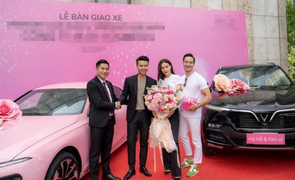 Mới đây, Hà Hồ đăng tải loạt ảnh trong ngày đi nhận 4