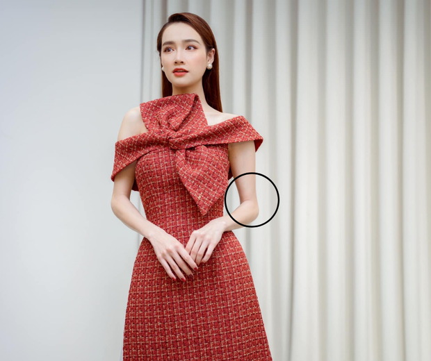 Nhã Phương đăng tải loạt ảnh khoe visual cực xinh khi diện áo dài kiểu cách tân khoe vai trần gợi cảm, cười rạng rỡ trước ống kính. Tuy nhiên khi zoom ảnh lên, đôi tay khẳng khiu, gầy gò lại tiếp tục trở thành tâm điểm chu ý. Cổ tay bé đến độ đáng lo của nữ diễn viên khiến dân tình tá hoả. Người hâm mộ khuyên Nhã Phương nên có chế độ ăn hợp lý hơn, tăng thêm cân để cơ thể nhìn đầy đặn và đẹp hơn hiện tại.