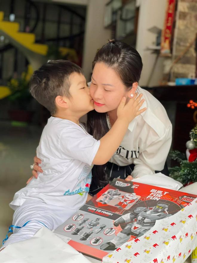 Đối với Nhật Kim Anh, nguồn sống lớn nhất của cô chính là con trai. Bé Tin dành cho mẹ những cái ôm và hôn ngọt ngào vào má khiến khán giả cảm động.