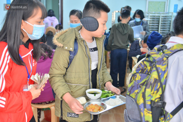 Một số em học sinh cũng tranh thủ đến ăn cơm (Ảnh: Tri thức trẻ)