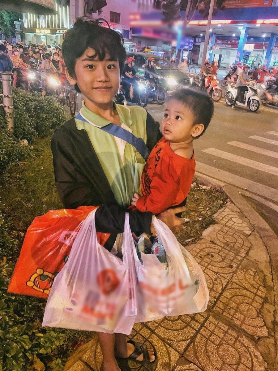 Đêm Giáng sinh đặc biệt giữa cậu bé ăn xin và cậu bé bán bắp ở Sài Gòn