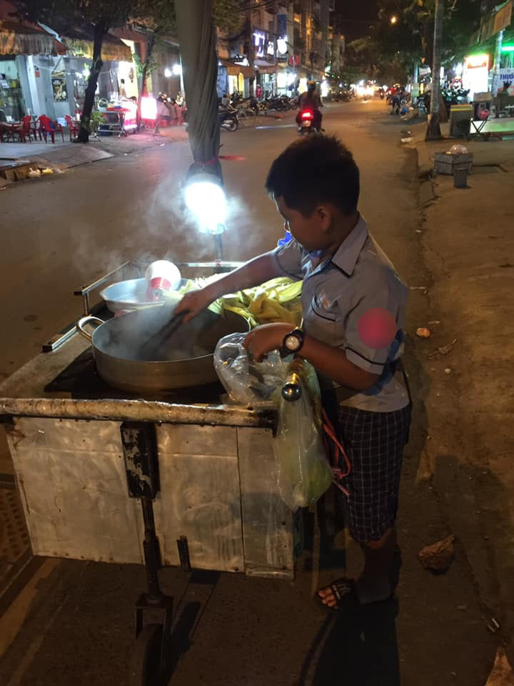 Cậu bé Phúc bán bắp giữa đường phố 
