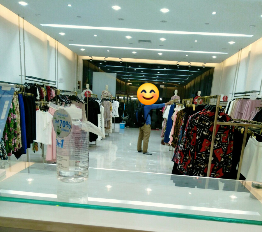 Hình ảnh chàng trai mua đồ tặng bạn gái
