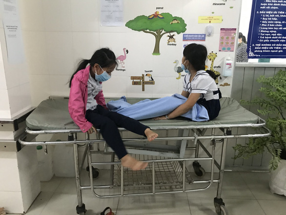 Hai em có biểu hiện ngộ độc nhẹ đã tỉnh táo, đang được gia đình, nhà trường làm thủ tục nhập viện (Ảnh: Tuổi trẻ)  