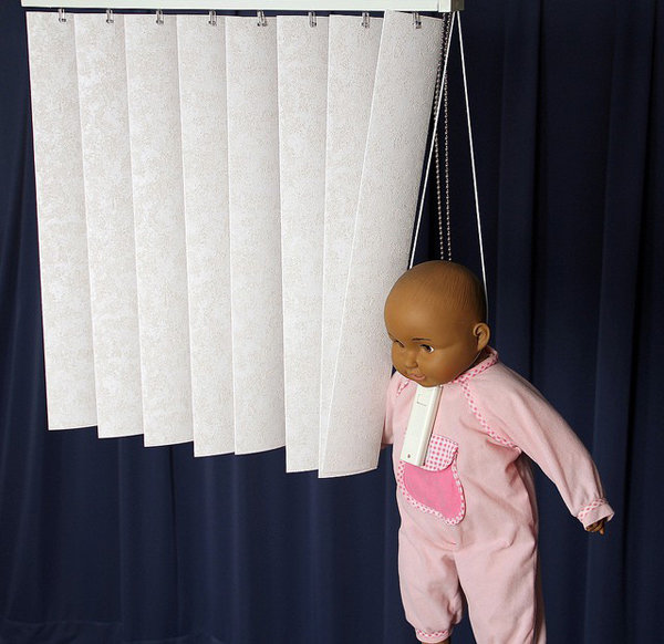 Trẻ rất dễ bị mắc cổ vào phần dây kéo rèm cửa dẫn tới ngạt thở. (Ảnh minh họa)