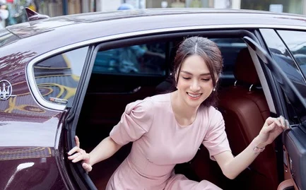 Mới đây, Hương Giang bất ngờ lộ diện tại một sự kiện ở TP.HCM. Cô xuất hiện bên chiếc siêu xe gần 8 tỷ đồng do bạn trai Matt Liu tặng trước đó. Không chỉ vậy, Hương Giang còn gây choáng khi khoe đồng hồ hiệu và nhẫn kim cương