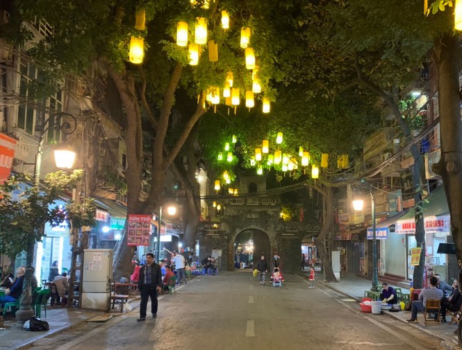 Khu vực phố đi bộ phía Nam khu phố cổ đã được thiết lập, nhiều đèn lồng đã được thiết kế và trang trí trên hai hàng cây xanh (Ảnh: Tiền Phong)    