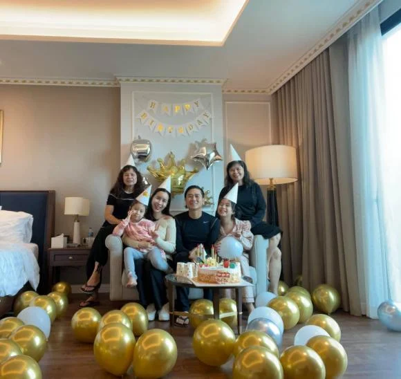 Lưu Hương Giang vừa đăng ảnh đón sinh nhật ông xã cùng gia đình: 