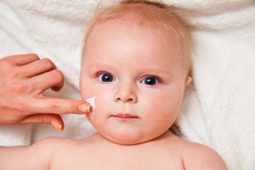 Cách chăm sóc da của bé trong mùa đông