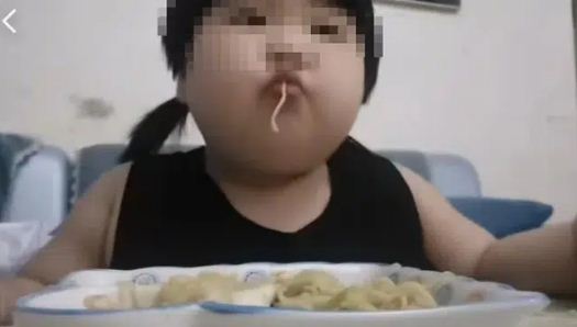 Cô bé càng ngày càng béo.
