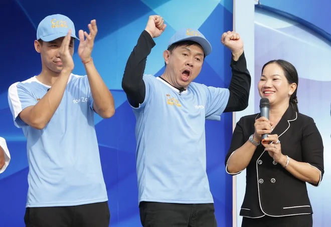 Mới đây, khi nói đôi điều tri ân về những đóng góp của ns Chí Tài trong chương trình sắp lên sóng, Việt Hương bật khóc ngay trên sân khấu khiến ai nấy xót xa. ”Anh Chí Tài đã đồng hành cùng toàn bộ ê-kíp vượt qua những thử thách của chương trình để đem lại cơ hội đổi đời cho một hoàn cảnh khó khăn. Trong lúc ê-kíp đang chuẩn bị cho tập phát sóng này thì tin dữ ập đến, anh ra đi và chúng tôi vẫn phải cố gắng lo cho anh trọn vẹn nhất, đẹp đẽ nhất“, cô nghẹn ngào.
