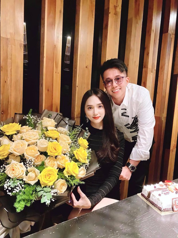 Tối 29/12, Hương Giang và Matt Liu đã có buổi ăn tối lãng mạn mừng sinh nhật lần thứ 29 của cô. Matt Liu đã tặng bạn gái 1 bó hoa cực to, nàng mỉm cười đầy hạnh phúc trong vòng tay bạn trai CEO. Matt Liu nói lời cực ngọt ngào dành cho Hương Giang, anh viết: 