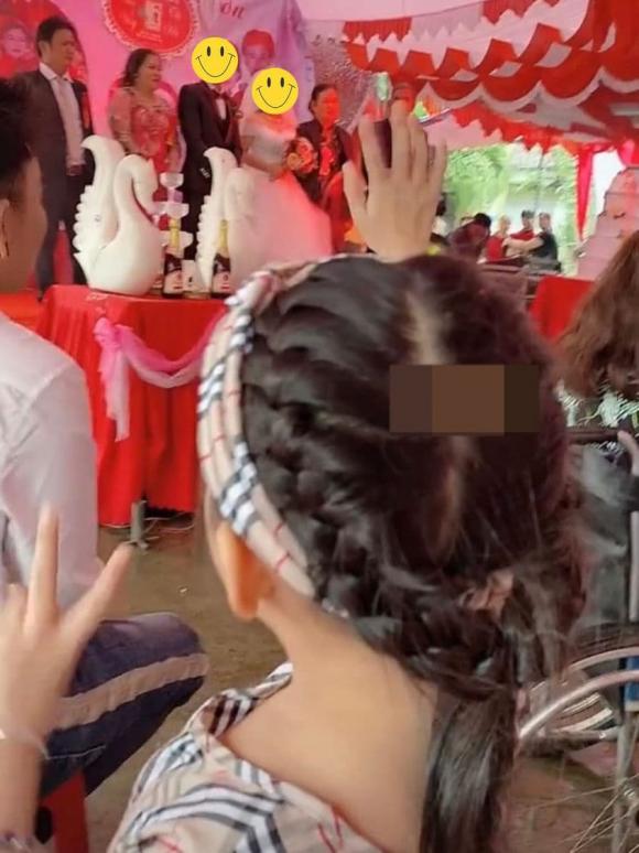 Hình ảnh bé gái cỗ vũ mẹ ngày mẹ đi lấy chồng (Ảnh mạng xã hội)