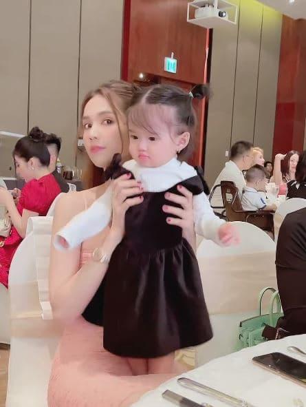 Con gái nuôi cực đáng yêu của Ngọc Trinh.