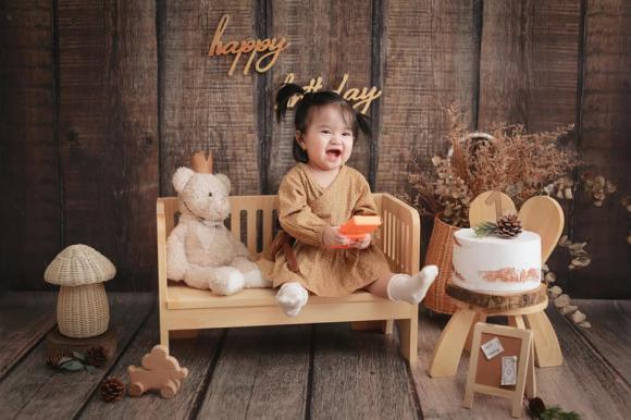 Bé Sarah sở hữu gương mặt rất bụ bẫm, dễ thương.