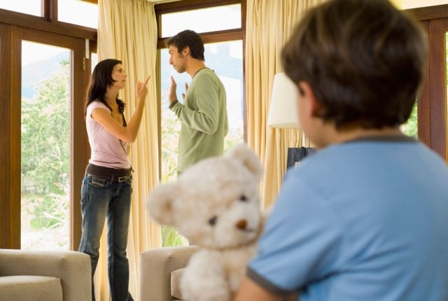 Kiểu cha hay cãi vã và có tính bạo hành người xung quanh