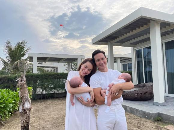 Đầu năm mới 2021, Hồ Ngọc Hà đã đưa cả nhà gồm chồng con, bố mẹ và các cháu đến một khu nghỉ dưỡng cao cấp ở Vũng Tàu du lịch. Đây cũng là chuyến đi chơi xa đầu tiên của hai em bé Leon - Lisa. Mới đây, nữ ca sĩ đã khoe ảnh hạnh phúc bên chồng Kim Lý và hai thiên thần nhí.