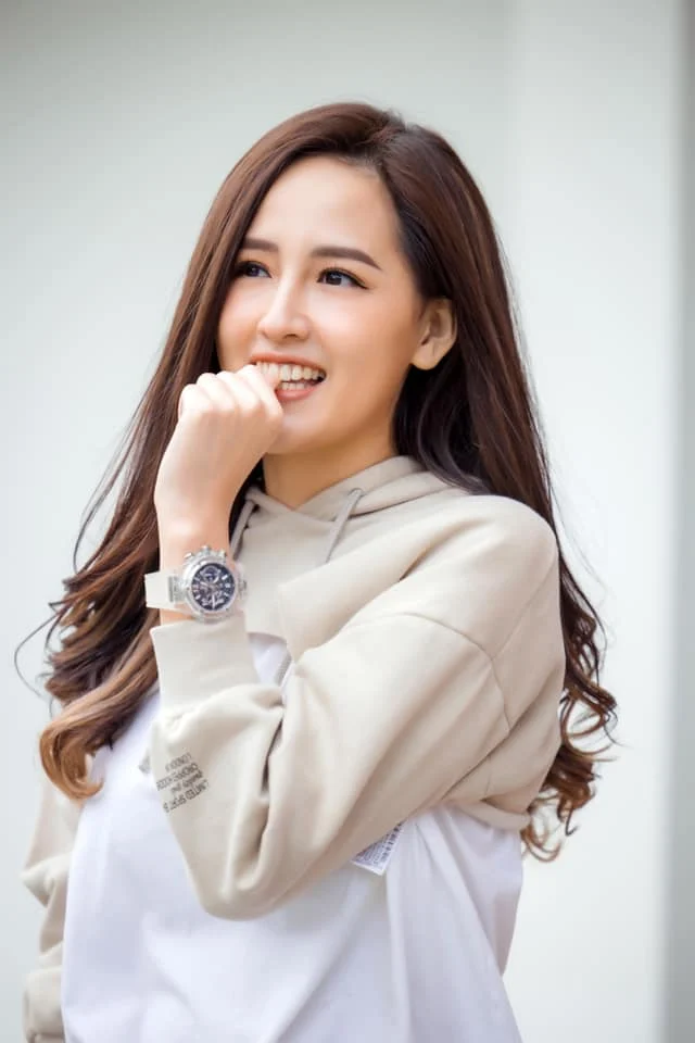 Mới đây, Mai Phương Thúy đăng tải hình ảnh khoe đồng hồ đắt đỏ và nhan sắc tươi tắn, rạng rỡ. Tuy nhiên cô lại khẳng định chắc nịch: