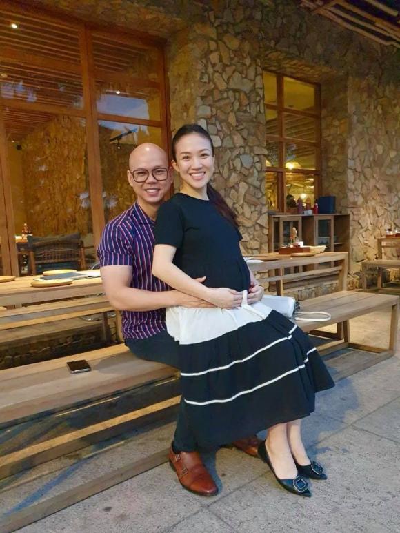 Ca sĩ Phan Đinh Tùng đăng ảnh ôm vợ Thái Ngọc Bích và gửi lời chúc đến mọi người. Trong ảnh, nhiều fan và đồng nghiệp đã gửi lời chúc mừng anh khi phát hiện vòng 2 của bà xã Phan Đình Tùng khá lớn. Một số người dự đoán vợ Phan Đinh Tùng đang mang bầu lần hai và chuẩn bị đón thêm thành viên mới trong năm 2021.