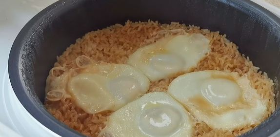 Khi cơm chín chỉ cần trộn đều các nguyên liệu lên là được.