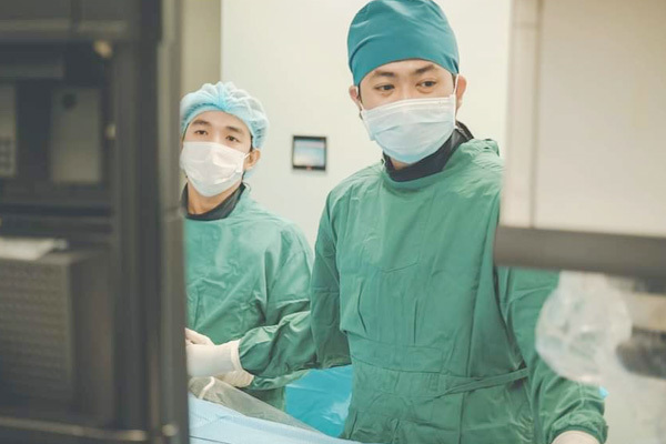 Bác sĩ Huỳnh Hữu Danh xử trí túi phình mạch não cho bệnh nhi.
