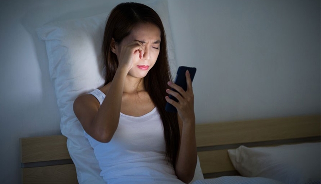 Sử dụng nhiều điện thoại trước khi đi ngủ