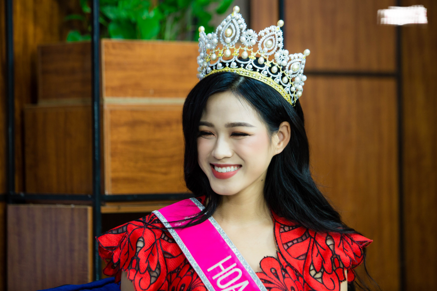 Đỗ Thị Hà rất thân thiện và dịu dàng khi trò chuyện với phía báo chí.
