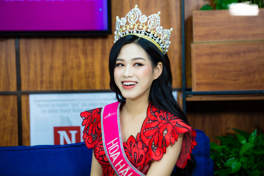 Nụ cười tỏa nắng của Hà đốn tim nhiều khán giả.