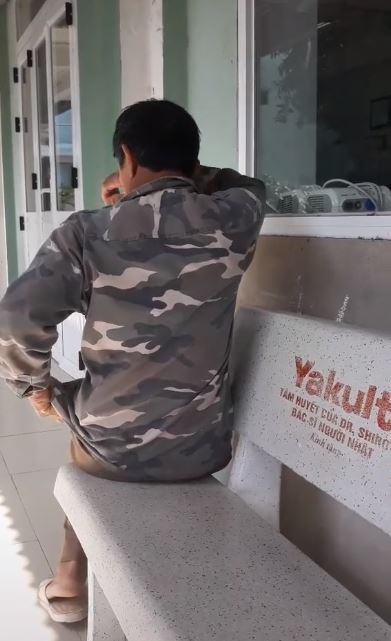Con bệnh nặng không qua khỏi, người bố bất lực chỉ biết khóc thương (Ảnh cắt từ video Nguyễn Thị Chung)