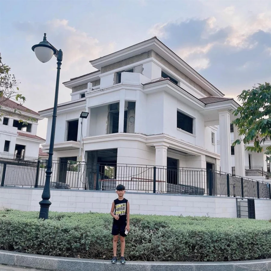 Sau ly hôn, nếu Lệ Quyên tích cực khoe nơi ở mới hoành tráng thì doanh nhân Đức Huy cũng vừa khoe biệt thự mới. Anh đã dẫn bé Kỳ Anh - con chung với Lệ Quyên đi xem nhà, tiết lộ đây là cơ ngơi dành cho quý tử sau này:
