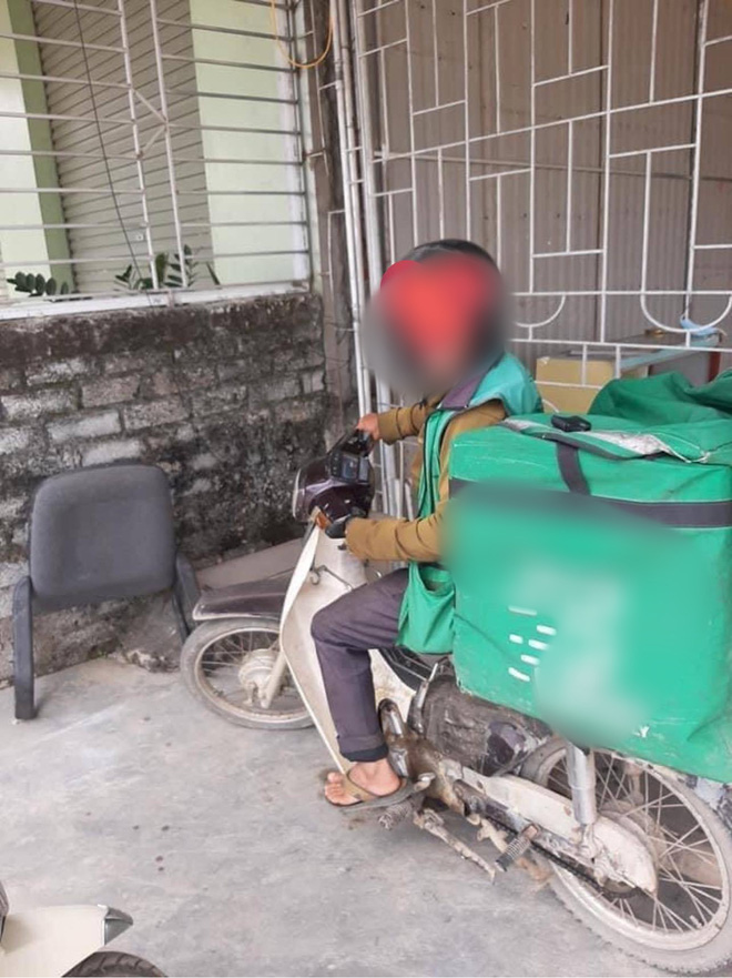 Vì hoành cảnh khó khăn, anh shipper buộc phải mang con theo lúc làm việc