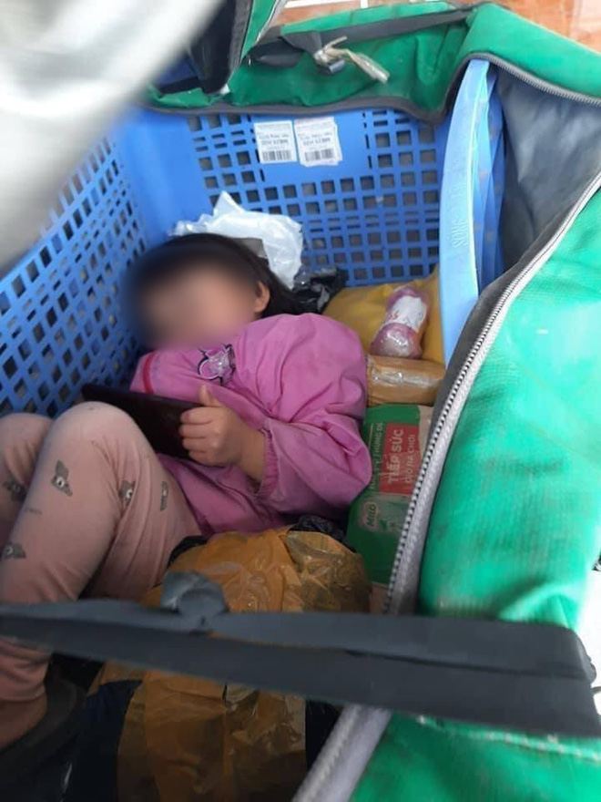Bên trong thùng hàng, nhân vật này đã thực sự khiến mọi người rơi nước mắt