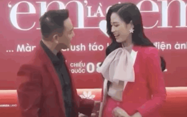 Hoa hậu Đỗ Thị Hà vừa gây ấn tượng vì có hành động tinh tế khi chụp ảnh cùng Hứa Vĩ Văn. Cụ thể, diễn viên Hứa Vĩ Văn đã tiến lại đứng sát cạnh và có hành động như muốn khoác eo cô để chụp ảnh. Ngay lập tức, nàng hậu đã bước lùi nhẹ ra 1 bước và đưa tay mời Hứa Vĩ Văn nhìn thẳng vào ống kính để chụp ảnh. Không chỉ vậy nàng Hậu còn tự đặt tay lên eo tạo kiểu, để hạn chế khoảng hở giữa hai người trong khung hình. Dù có phần bất ngờ nhưng Hứa Vĩ Văn lập tức cười tươi tắn hướng về ống kính. Khi chụp ảnh xong, Đỗ Thị Hà còn ghi điểm vì cúi đầu cảm ơn Hứa Vĩ Văn. Màn ứng xứng tinh tế giúp Hà ghi điểm trong mắt khán giả.